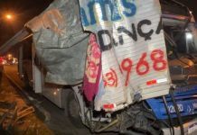 Ônibus choca em traseira de caminhão-baú na BR-101/PB, e uma pessoa morre Ônibus choca em traseira de caminhão-baú na BR-101/PB, e uma pessoa morre