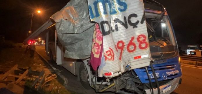 Ônibus choca em traseira de caminhão-baú na BR-101/PB, e uma pessoa morre