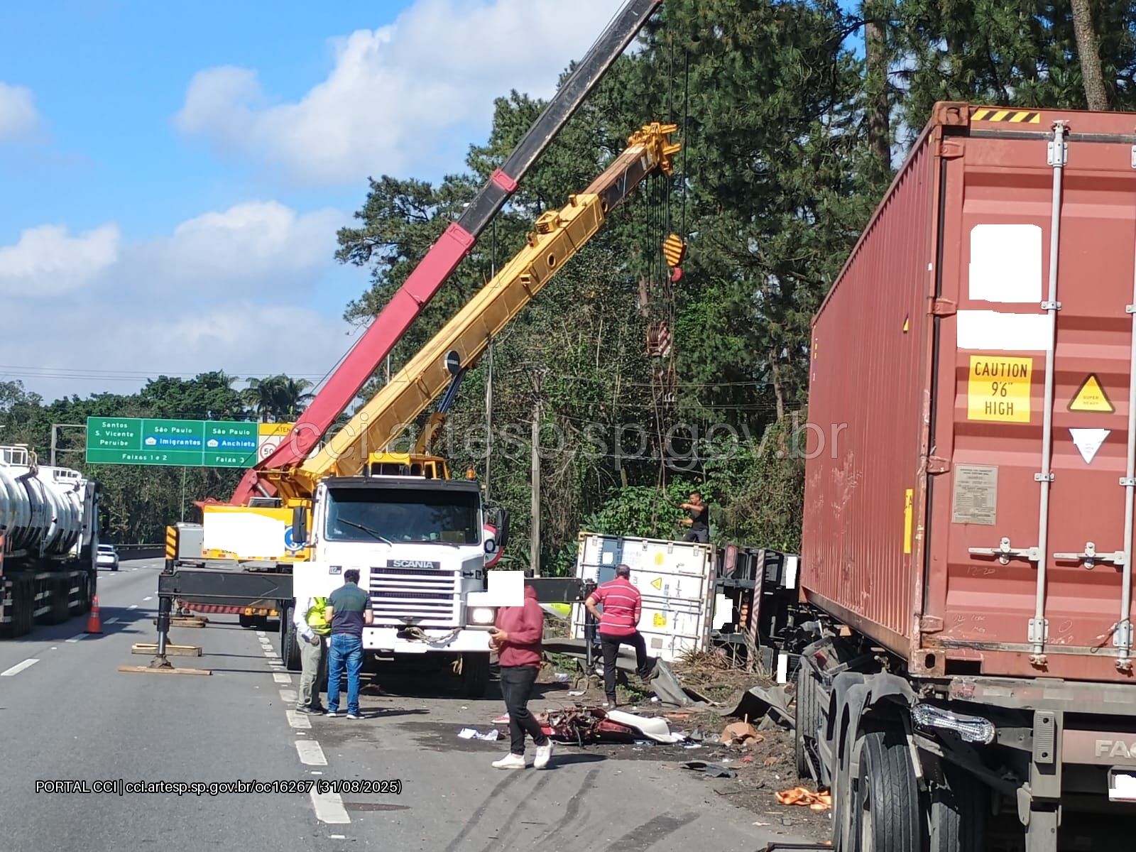 Caminhoneiro morre em acidente entre duas carretas na Via Anchieta, em Cubatão