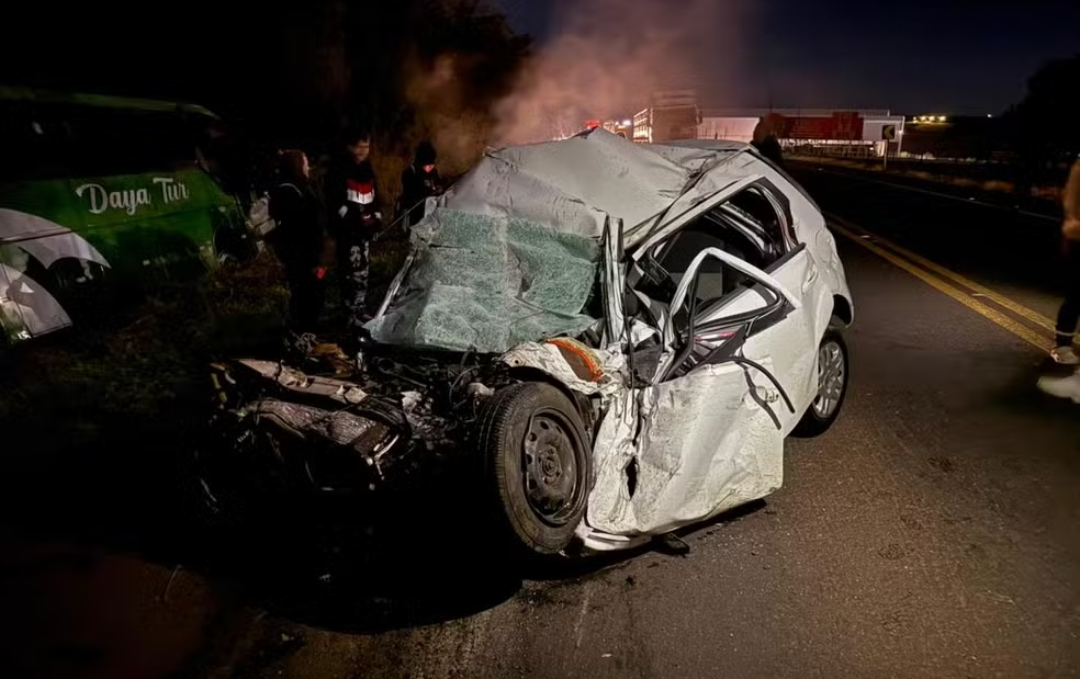 Colisão entre 3 ônibus e carro mata 2 e deixa 13 feridos na BR-277/PR