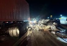 Acidente na BR-153/PR entre carreta e camionete deixa homem morto, em Jacarezinho Acidente na rodovia BR-153, entre carreta e camionete, deixa homem morto, em Jacarezinho, no norte do Paraná,