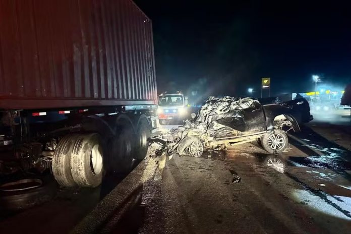 Acidente na rodovia BR-153, entre carreta e camionete, deixa homem morto, em Jacarezinho, no norte do Paraná, Acidente na rodovia BR-153, entre carreta e camionete, deixa homem morto, em Jacarezinho, no norte do Paraná,