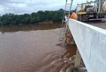 Ponte sobre o Rio Ivaí na PR-317, entre Floresta e Engenheiro Beltrão, recebe manutenção Ponte sobre o Rio Ivaí na PR-317, entre Floresta e Engenheiro Beltrão, recebe manutenção