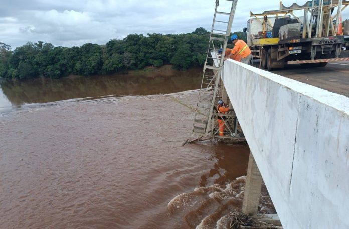 Ponte sobre o Rio Ivaí na PR-317, entre Floresta e Engenheiro Beltrão, recebe manutenção