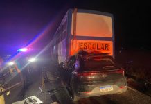 Carro colide na traseira de ônibus com romeiros na BR-349/BA e motorista fica gravemente ferido Carro colide na traseira de ônibus com romeiros na BR-349/BA e motorista fica gravemente ferido
