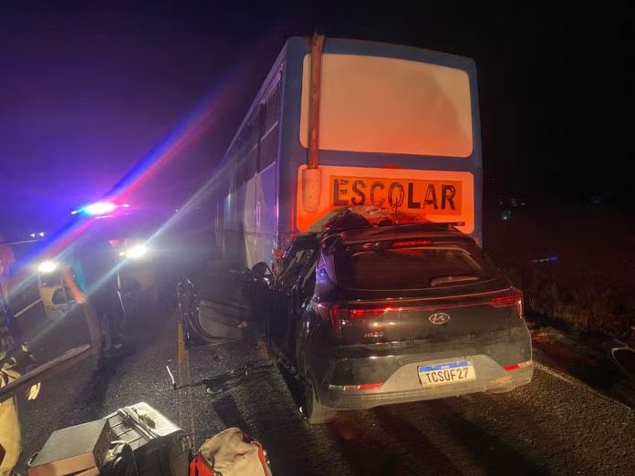 Carro colide na traseira de ônibus com romeiros na BR-349/BA e motorista fica gravemente ferido Carro colide na traseira de ônibus com romeiros na BR-349/BA e motorista fica gravemente ferido