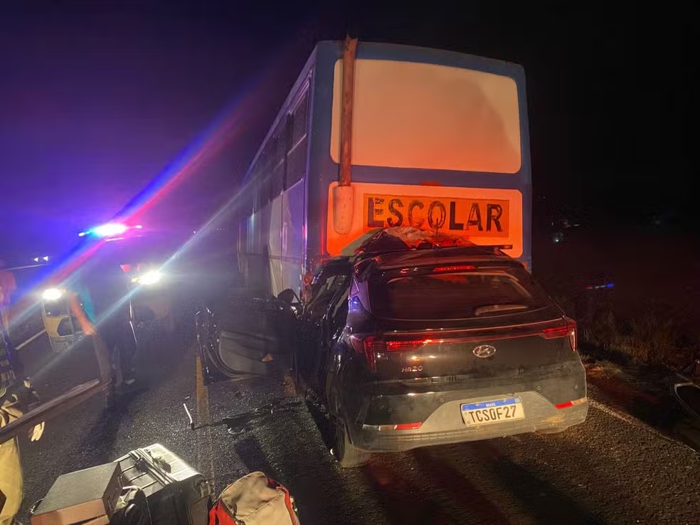 Carro colide na traseira de ônibus com romeiros na BR-349/BA e motorista fica gravemente ferido