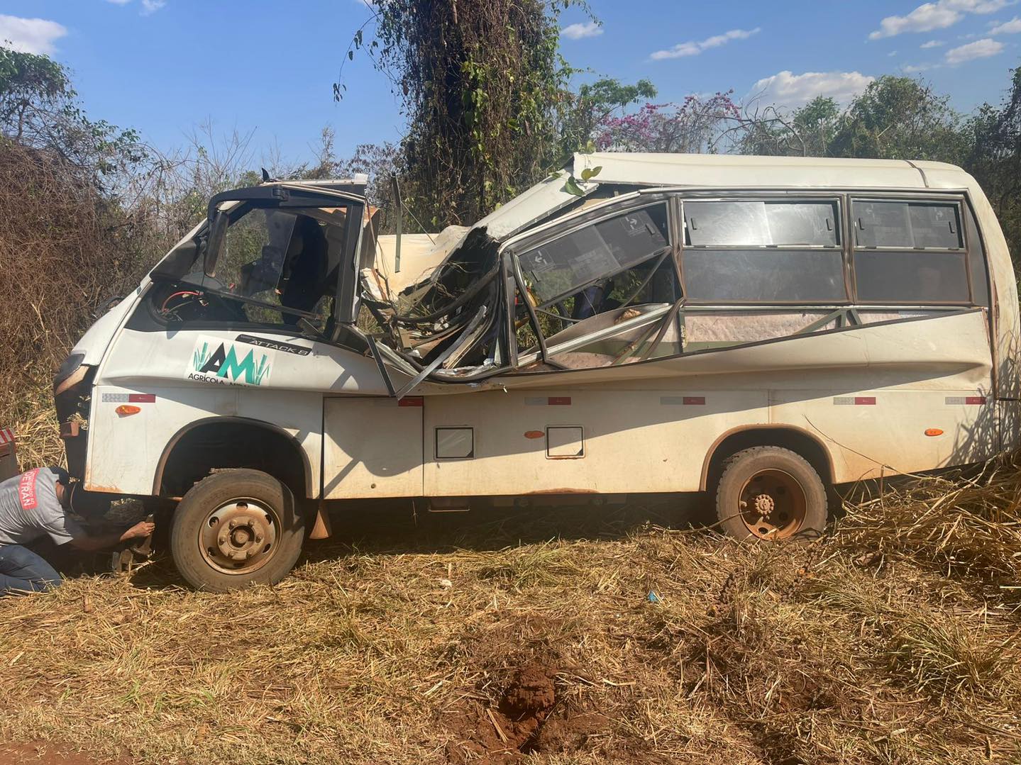 Micro-ônibus com trabalhadores rurais capota na MGC-497 e deixa feridos