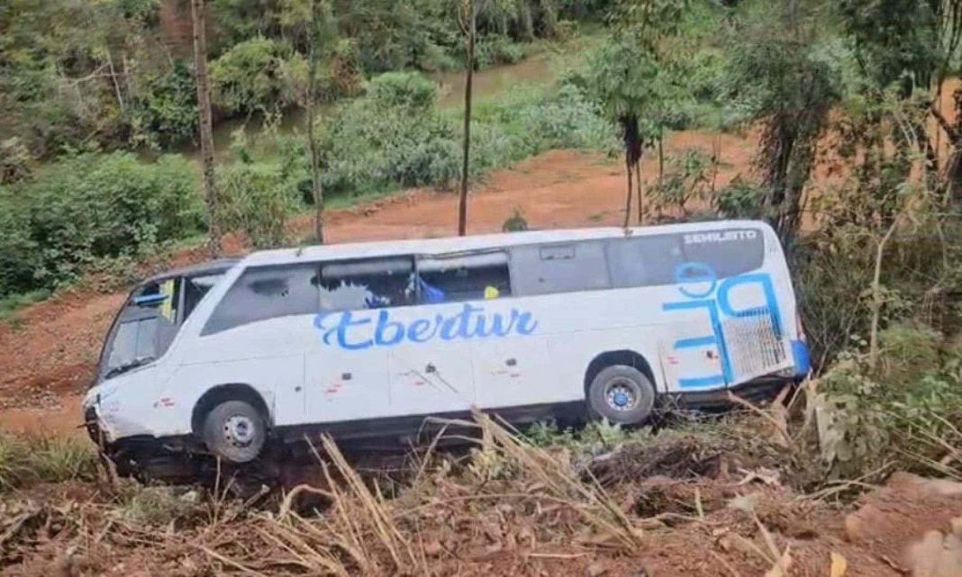 Ônibus do acidente com 30 feridos na BR-262/MG, em Manhuaçu, não tinha autorização de viagem Ônibus do acidente com 30 feridos na BR-262/MG, em Manhuaçu, não tinha autorização de viagem