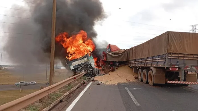 Caminhoneiro morre carbonizado em colisão entre carretas na BR-163/MS