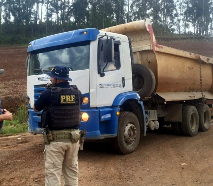 Caminhões com excesso de peso e várias irregularidades são apreendidos na BR-282/SC Caminhões com excesso de peso e várias irregularidades são apreendidos na BR-282/SC