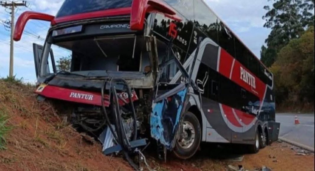 Colisão na SP-270 entre ônibus e carro deixa dois mortos e quatro feridos, em Itapetininga