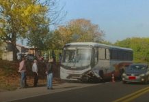 Colisão entre ônibus e carro deixa um ferido na BR-459/MG, em Pouso Alegre Colisão entre ônibus e carro deixa um ferido na BR-459/MG, em Pouso Alegre