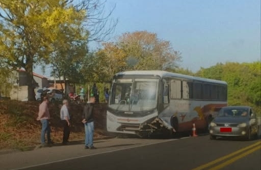 Colisão entre ônibus e carro deixa um ferido na BR-459/MG, em Pouso Alegre