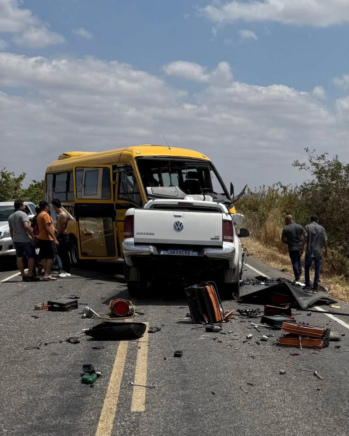 Acidente entre micro-ônibus escolar e camionete na PB-393 deixa motorista morto