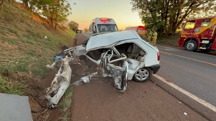 Caminhão de Rio Negro & Solimões bate em carro na BR-369/PR e 2 ficam gravemente feridos