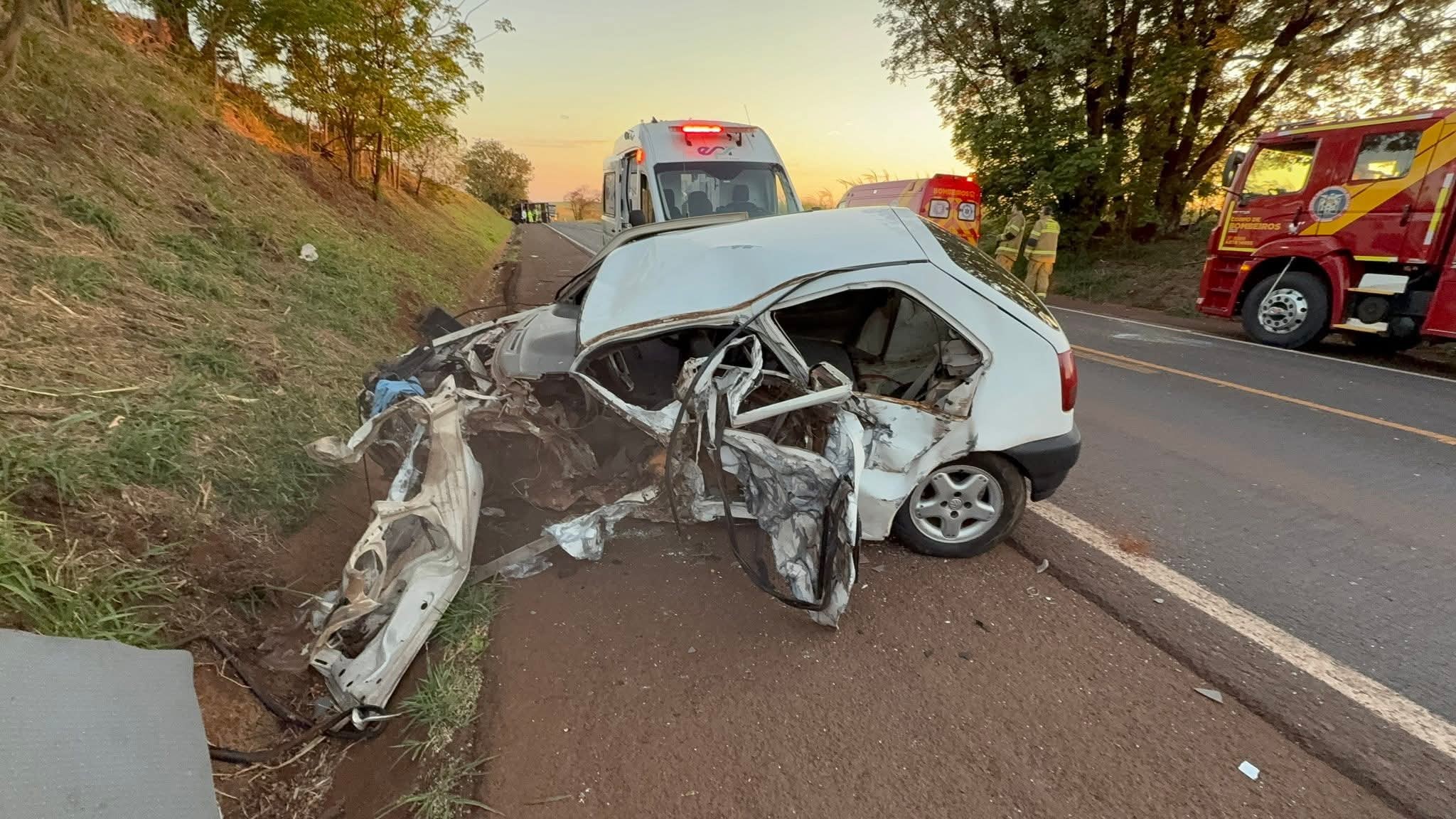 Caminhão de Rio Negro & Solimões bate em carro na BR-369/PR e 2 ficam gravemente feridos