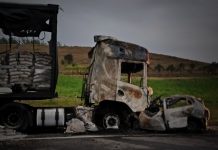 Colisão de carro e carreta na BR-393/RJ, em Vassouras, deixa 2 mortos carbonizados Colisão de carro e carreta na BR-393/RJ, em Vassouras, deixa 2 mortos carbonizados