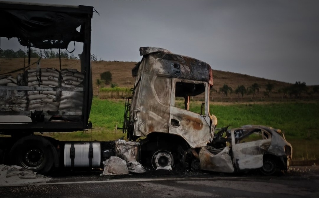 Colisão de carro e carreta na BR-393/RJ, em Vassouras, deixa 2 mortos carbonizados