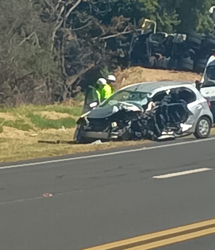 Acidente entre carreta e carro deixa 1 morto e 1 ferido na SP-294, em Herculândia