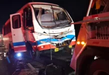Cinco pessoas ficam feridas em acidente entre micro-ônibus e camionete na BR-324/BA Cinco pessoas ficam feridas em acidente entre micro-ônibus e camionete na BR-324/BA