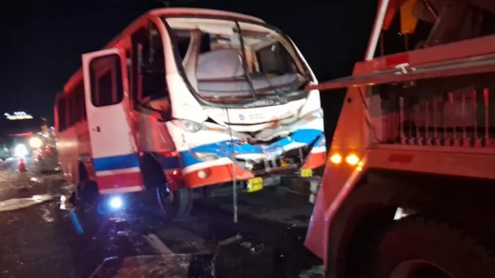 Cinco pessoas ficam feridas em acidente entre micro-ônibus e camionete na BR-324/BA