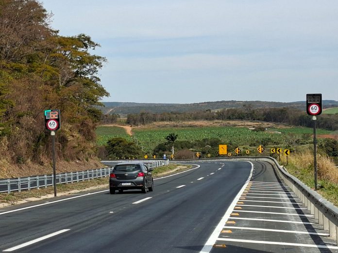 Novo radar já multa infrator na rodovia BR-135, em Curvelo, no interior de Minas Gerais, desde à zero hora dessa terça-feira (16).