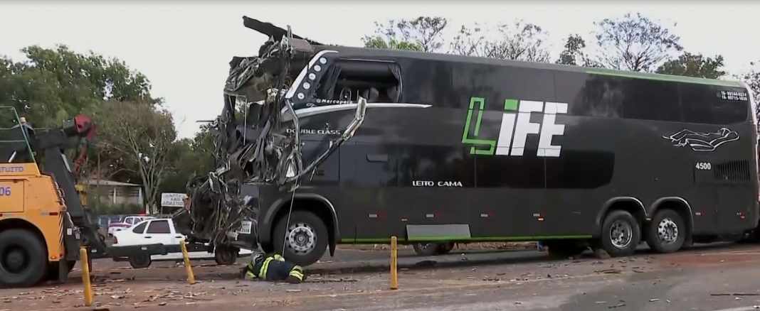 Motorista de ônibus da Life morre ao colidir com carreta na SPA-348/334, em Batatais
