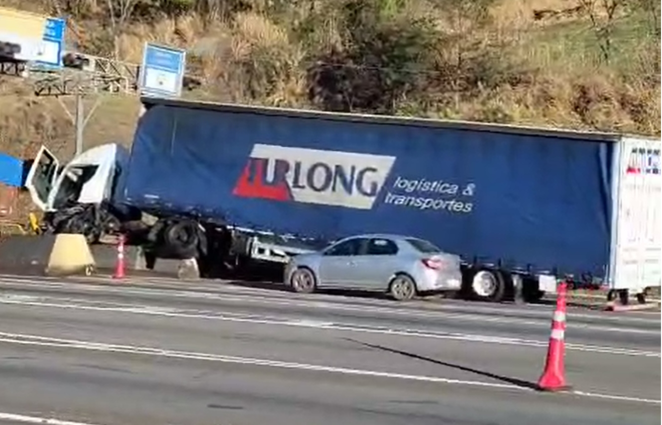 Carreta choca contra defensa de concreto em pedágio na MG-050, em Itaúna