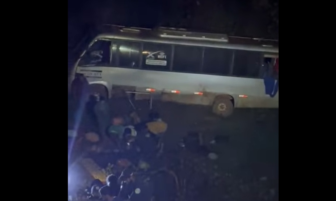 Duas pessoas morrem e 16 ficam feridas em acidente com micro-ônibus na BR-230