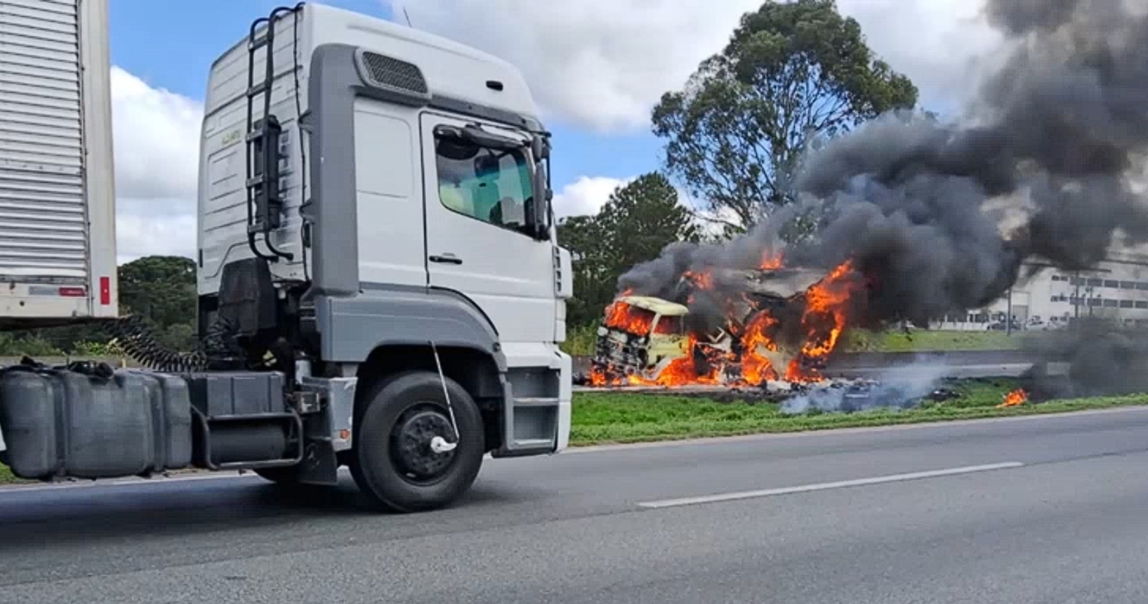 Motoqueiro morre carbonizado na BR-116/PR, em São José dos Pinhais