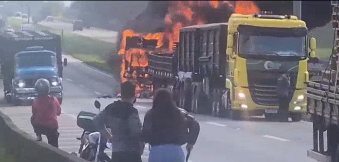 Motoqueiro morre carbonizado na BR-116/PR, em São José dos Pinhais Motoqueiro morre carbonizado na BR-116/PR, em São José dos Pinhais