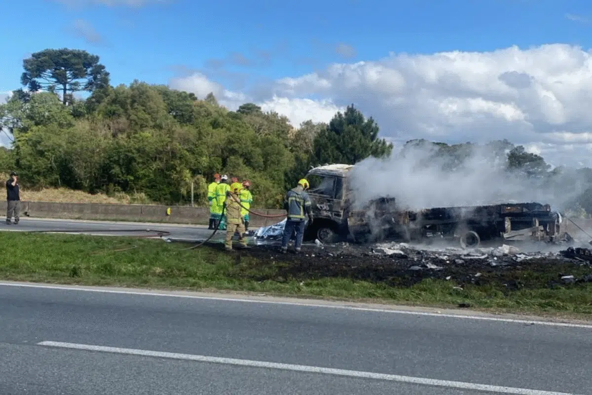 Motoqueiro morre carbonizado na BR-116/PR, em São José dos Pinhais