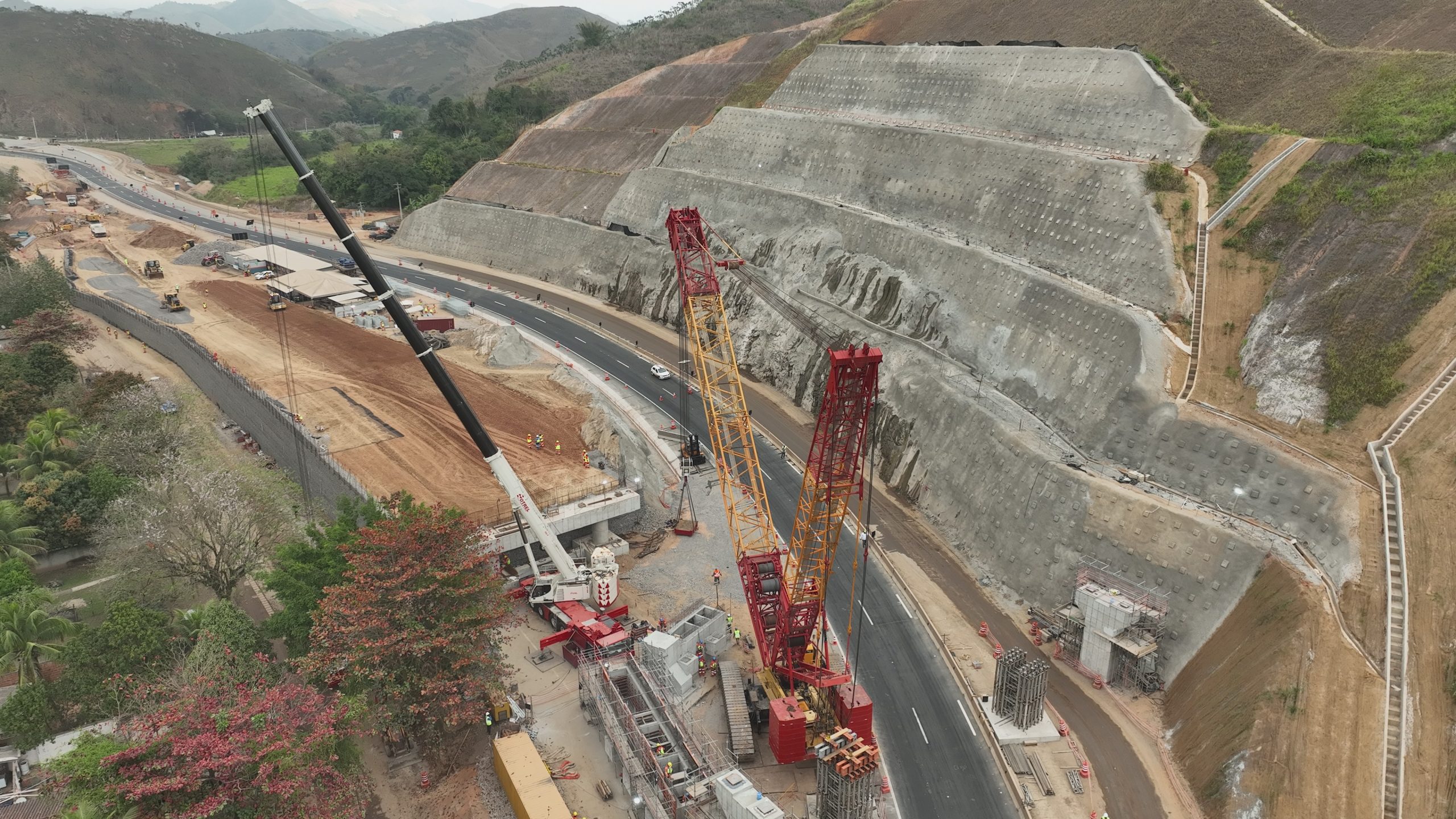 Desmonte de rochas na Serra das Araras, na Via Dutra, segue nesta semana