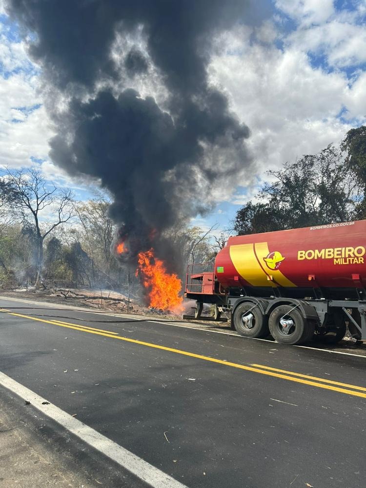 Carreta pega fogo após colisão com carro na BR-040/GO, em Luziânia, e deixa mulher morta