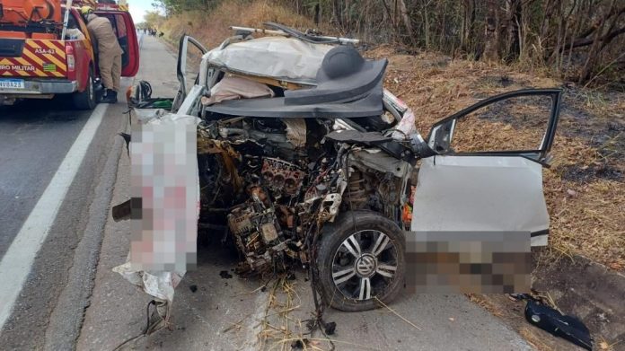 Carreta pega fogo após colisão com carro na BR-040/GO, em Luziânia, e deixa mulher morta Carreta pega fogo após colisão com carro na BR-040/GO, em Luziânia, e deixa mulher morta