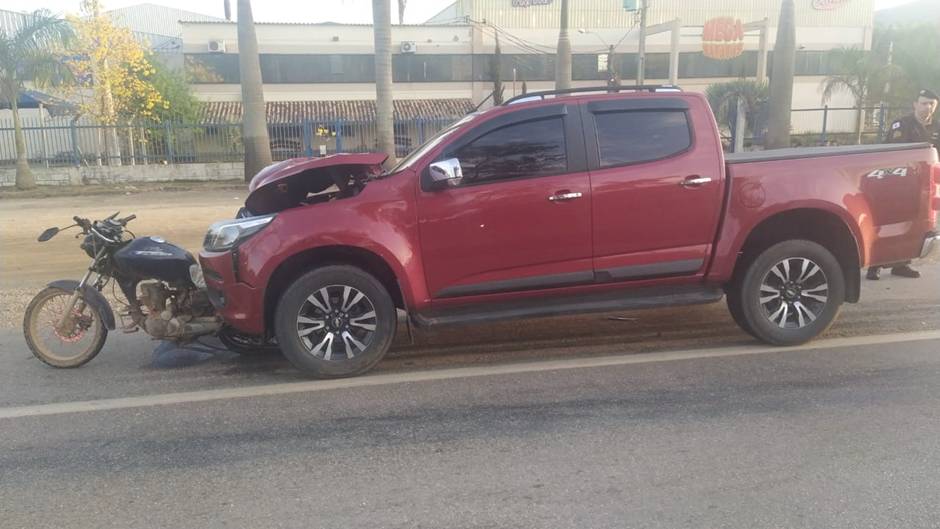Motorista de camionete bate em moto na BR-459/MG, em Congonhal, e dois morrem