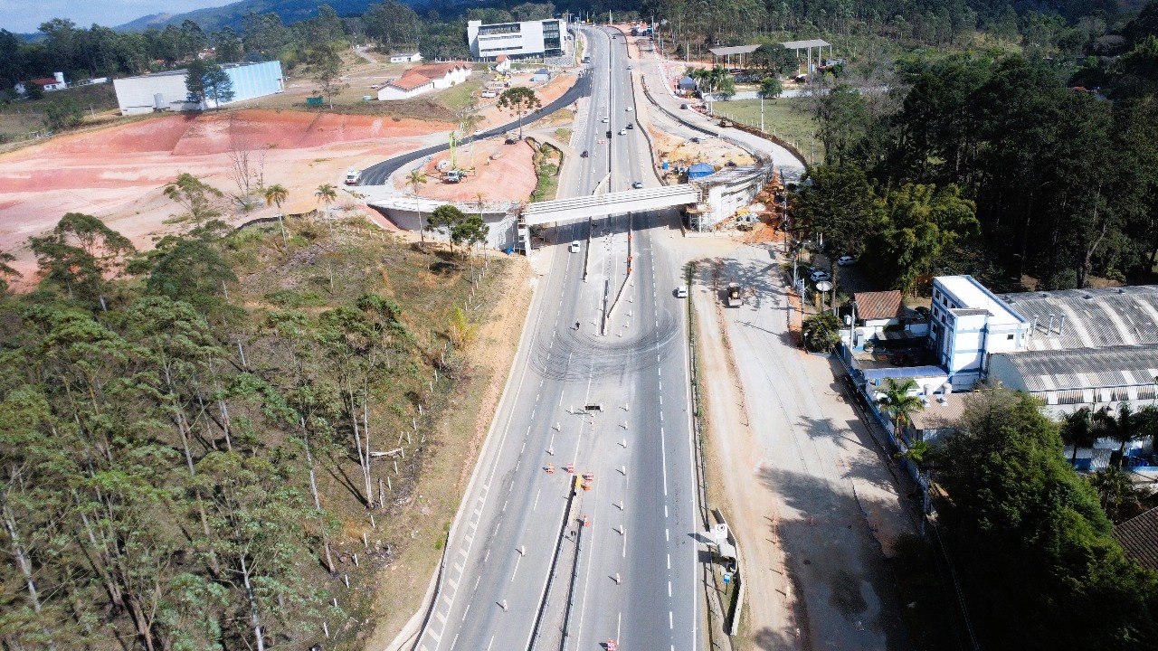 Serviços em trevo na Raposo Tavares alteram o tráfego, em São Roque (SP)