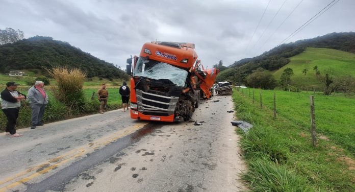 Acidente entre carreta e caminhão deixa feridos na SC-435 Acidente entre carreta e caminhão deixa feridos na SC-435