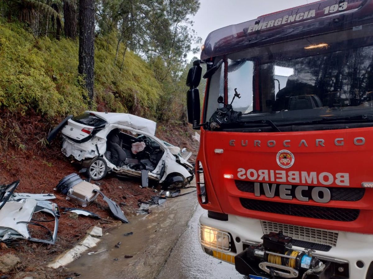 Acidente entre carro e camionete na BR-282/SC deixa dois mortos, em Águas Mornas
