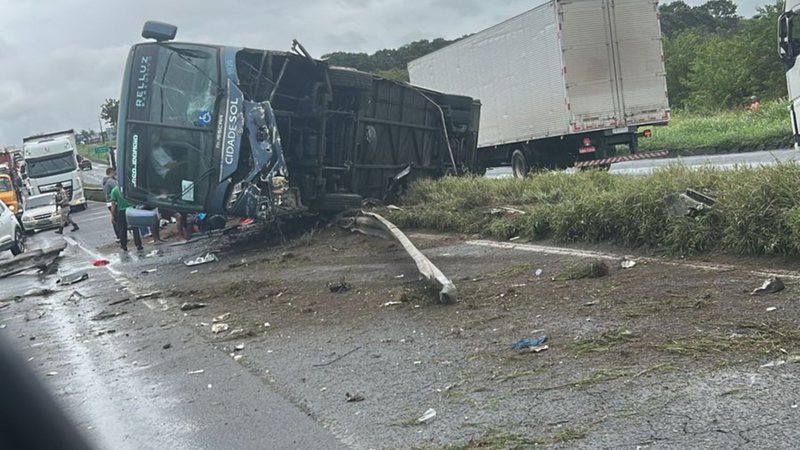 Acidente com ônibus da Cidade Sol deixa 2 feridos na BR-324/BA, em Feira de Santana