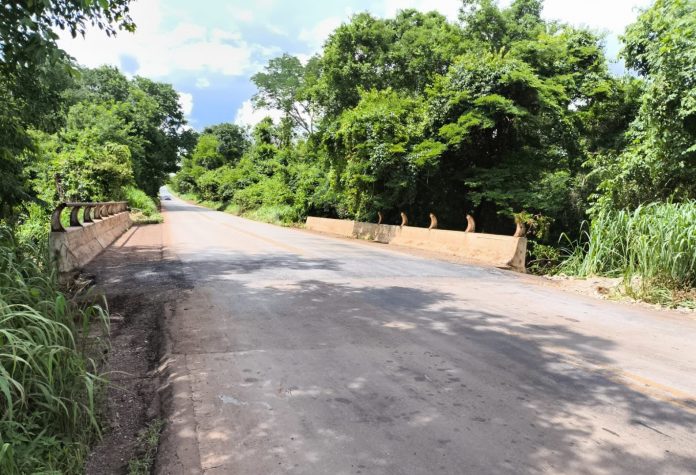 Ponte na MG-188, entre Paracatu e Unaí, está interditada para reparos Ponte na MG-188, entre Paracatu e Unaí, está interditada para reparos