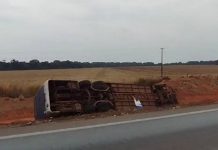 Ônibus colide com carreta na BR-163/MT e deixa motorista ferido, em Nova Mutum Ônibus colide com carreta na BR-163/MT e deixa motorista ferido, em Nova Mutum