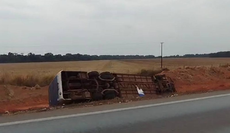 Ônibus colide com carreta na BR-163/MT e deixa motorista ferido, em Nova Mutum