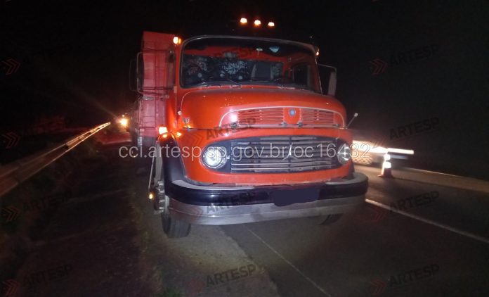Ajudante de caminhoneiro morre em colisão traseira na SP-280, em Porangaba
