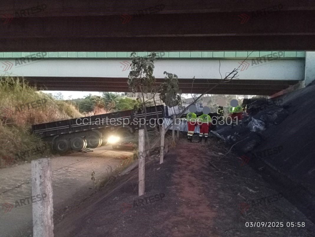 Carreta cai entre vão de viaduto na Ayrton Senna e caminhoneiro morre
