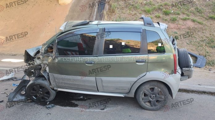 Homem morre em colisão contra carreta na SP-101, em Elias Fausto