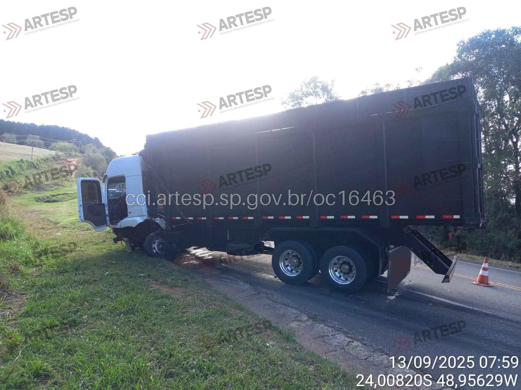 Acidente entre carro e caminhão na SP-258 mata 4 e deixa 1 ferido grave, em Itapeva