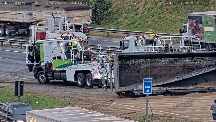 Acidente no Rodoanel com duas carretas bloqueia trecho em Carapicuíba (SP) Acidente no Rodoanel com duas carretas bloqueia trecho em Carapicuíba (SP)