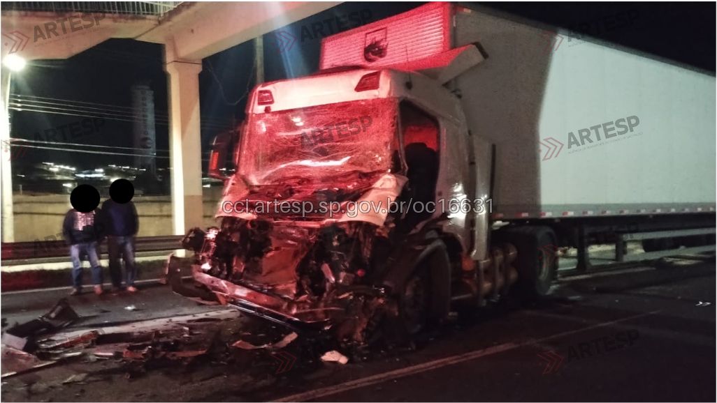 Caminhoneiro morre em colisão traseira contra carreta na SP-225, em Jaú